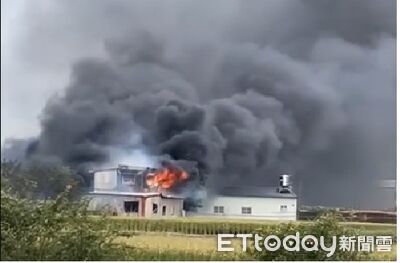 銅鑼鐵皮屋大火濃煙駭人!延燒2小時撲滅 疑外圍雜草先燒