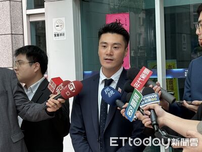 藍青年高喊「正藍」逆風挺蕭敬嚴　批國民黨真正破口是鄭麗文