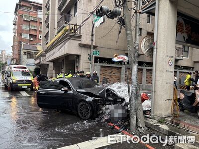 新莊賓士逆向猛撞消防栓!駕駛受傷拒就醫 身上藏「5顆喪屍煙彈」