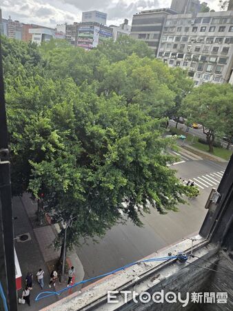 ▲大安區敦化南路9日下午發生一起強風吹落整片住宅玻璃意外案件。（圖／記者張君豪翻攝）