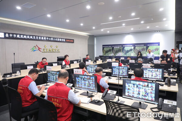 ▲11月颱「鳳凰」恐登陸！路徑罕見直撲台中，盧秀燕坐鎮：已三級開設。（圖／記者游瓊華翻攝）