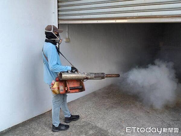 ▲登革熱病媒蚊消毒。（圖／記者陳崑福翻攝）