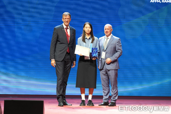 ▲「青年物流專業人才獎」今年首次由大陸中國國際貨運代理協會(CIFA)推薦的李靈嬌獲得首項。（圖／FIATA提供）