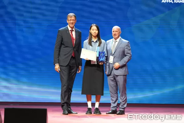 ▲「青年物流專業人才獎」今年首次由大陸中國國際貨運代理協會(CIFA)推薦的李靈嬌獲得首項。（圖／FIATA提供）