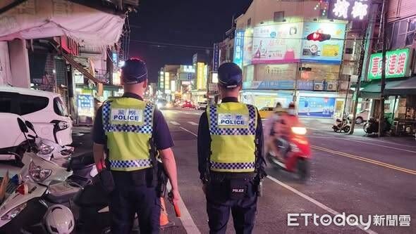 ▲屏東警取締未戴安全帽、闖紅燈。（圖／記者陳崑福翻攝）