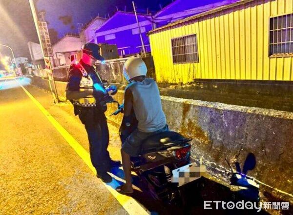 ▲屏東警取締未戴安全帽、闖紅燈。（圖／記者陳崑福翻攝）