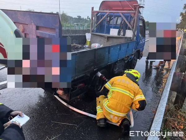 ▲▼  國道三號竹崎交流道南下291公里處小貨車火燒車   。（圖／記者翁伊森翻攝）