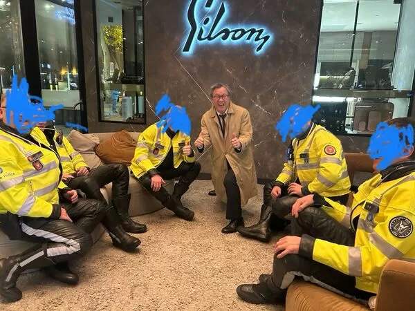 ▲▼我駐歐盟大使謝志偉PO出與當地維安的合照。（圖／謝志偉臉書）