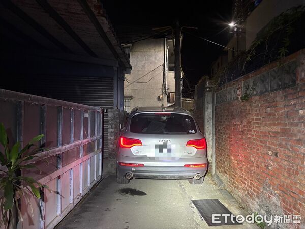 ▲嫌犯駕車逃逸時因路況不熟，誤闖供機車通行窄巷，休旅車卡在電桿旁，嫌犯棄車逃逸，警方追緝中中。（圖／記者楊永盛翻攝）