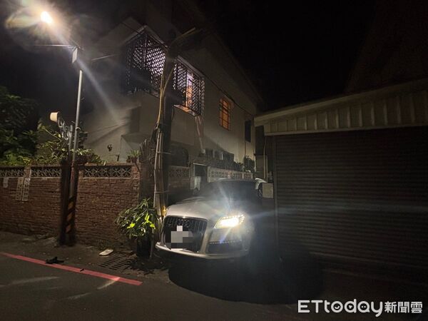 ▲嫌犯駕車逃逸時因路況不熟，誤闖供機車通行窄巷，休旅車卡在電桿旁，嫌犯棄車逃逸，警方追緝中中。（圖／記者楊永盛翻攝）