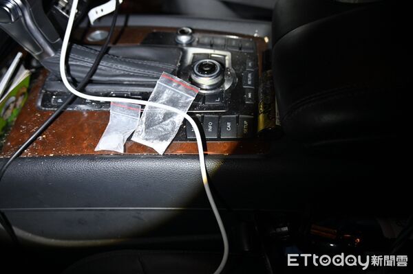 ▲嫌犯駕車逃逸時因路況不熟，誤闖供機車通行窄巷，休旅車卡在電桿旁，嫌犯棄車逃逸，警方追緝中中。（圖／記者楊永盛翻攝）