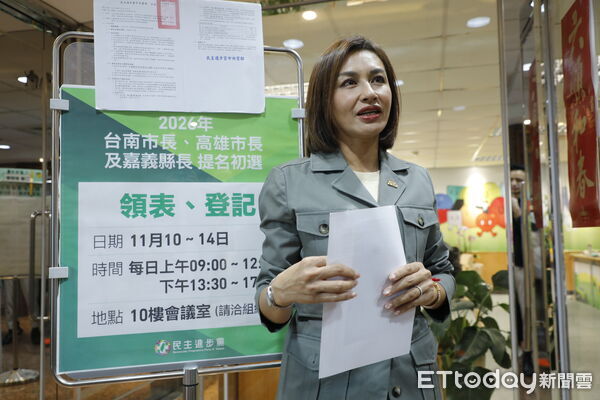 ▲▼民進黨高雄市長初選11/10開放領表登記，有意角逐高雄市長大位的民進黨立委邱議瑩開放第一天就赴中央黨部領表登記。照片已上傳後台。（圖／記者湯興漢攝）
