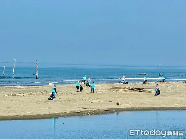 ▲台鹽通霄精鹽廠與進口鹽儲運所志工動員260人於通霄海堤淨灘。（記者林東良翻攝，下同）