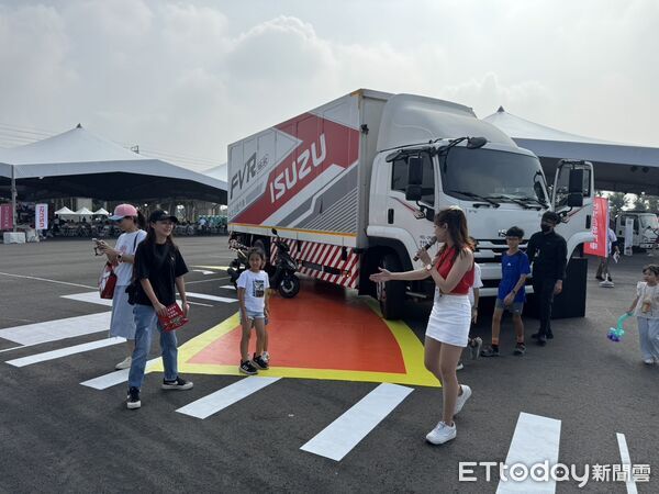 ▲2025 ISUZU運轉職人挑戰賽於大台南會展中心旁登場，吸引貨卡駕駛齊聚參賽。（記者林東良翻攝，下同）