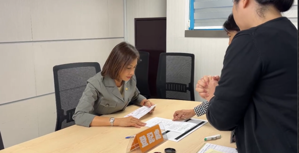 ▲▼民進黨立委邱議瑩赴中央黨部領表登記參選。（（圖／邱議瑩國會辦公室提供）