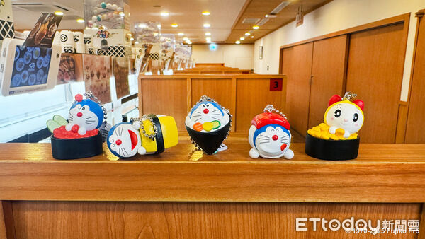 ▲結束吉伊卡哇聯名活動後，藏壽司宣布首度與日本人氣動漫「哆啦A夢」合作，推出13款壽司主題扭蛋，11月14日登場。（圖／藏壽司提供）