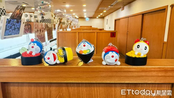 ▲結束吉伊卡哇聯名活動後，藏壽司宣布首度與日本人氣動漫「哆啦A夢」合作，推出13款壽司主題扭蛋，11月14日登場。（圖／藏壽司提供）