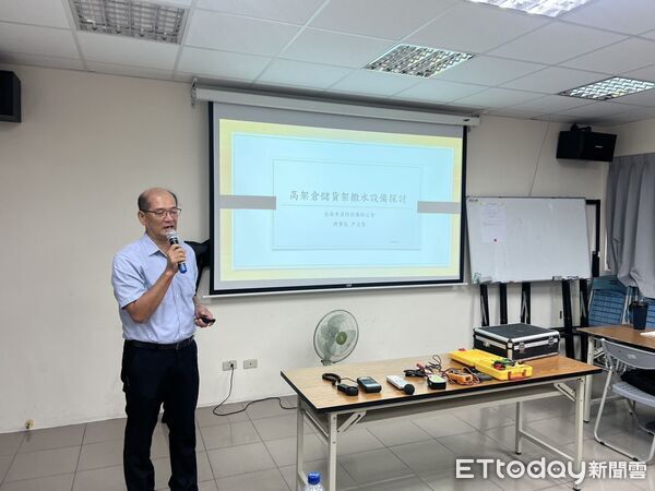 ▲台南市消五大隊舉辦高架倉儲貨架撒水設備安檢訓練，強化安檢實務。（記者林東良翻攝，下同）