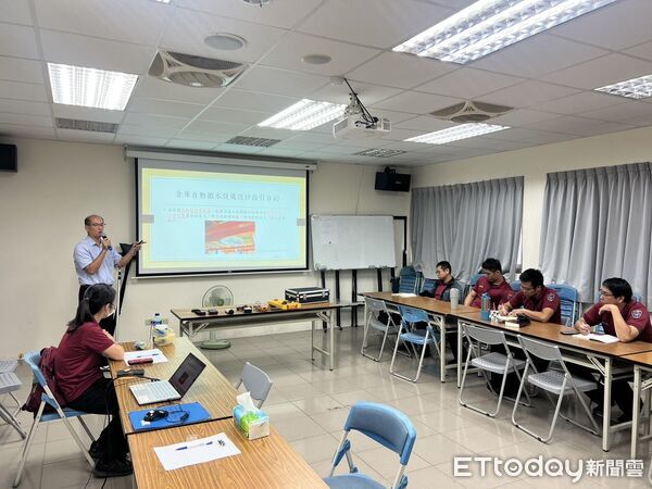 ▲台南市消五大隊舉辦高架倉儲貨架撒水設備安檢訓練，強化安檢實務。（記者林東良翻攝，下同）