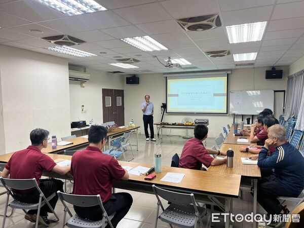 ▲台南市消五大隊舉辦高架倉儲貨架撒水設備安檢訓練，強化安檢實務。（記者林東良翻攝，下同）