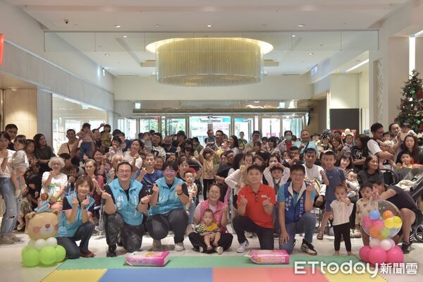 ▲▼花蓮市公所與遠東百貨花蓮店合作舉行「秋日寶寶搬尿布」趣味競賽。（圖／花蓮市公所提供，下同）