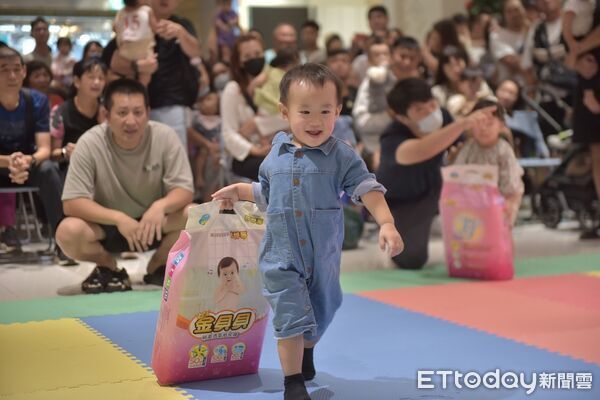 ▲▼花蓮市公所與遠東百貨花蓮店合作舉行「秋日寶寶搬尿布」趣味競賽。（圖／花蓮市公所提供，下同）