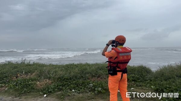 ▲鳳凰颱風逼近，南部海巡籲勿在海邊戲水。（圖／海巡署南部分署提供）