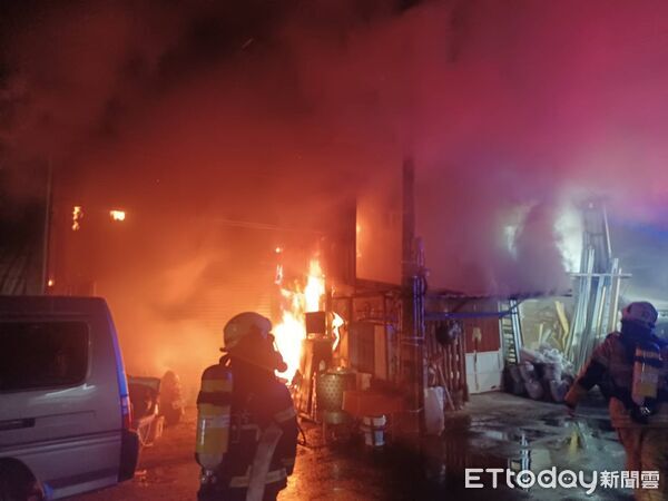 ▲▼高雄凌晨火舌吞噬民宅！鐵皮屋起火延燒　「女抱愛猴」驚險逃生。（圖／記者吳世龍翻攝）