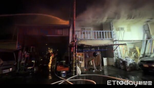 ▲▼高雄凌晨火舌吞噬民宅！鐵皮屋起火延燒　「女抱愛猴」驚險逃生。（圖／記者吳世龍翻攝）