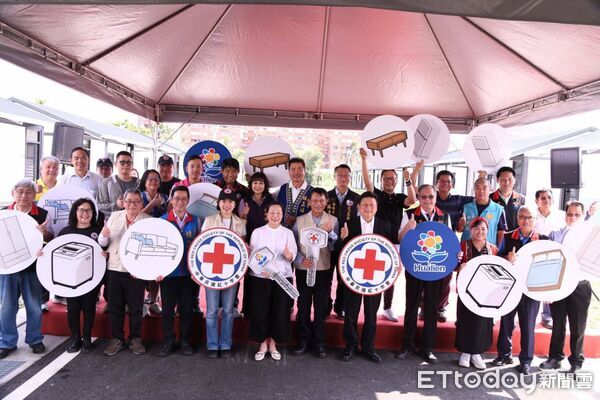 ▲花蓮縣政府在美崙林園公園旁舉行「0403震災中繼屋落成典禮暨傢俱家電捐贈儀式」。（圖／花蓮縣政府提供，下同）