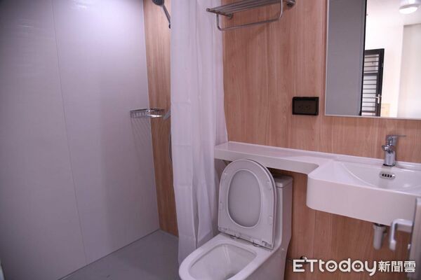 ▲花蓮縣政府在美崙林園公園旁舉行「0403震災中繼屋落成典禮暨傢俱家電捐贈儀式」。（圖／花蓮縣政府提供，下同）