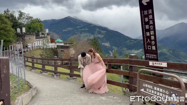 ▲鳳凰颱風逼近，新婚夫婦趕在清境農場休園前拍攝婚紗照。（圖／清境農場提供，下同）