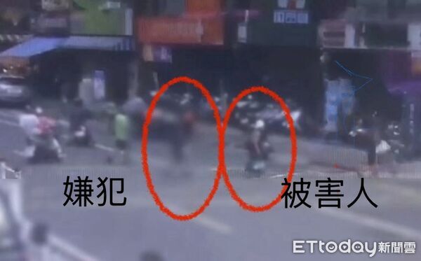 ▲▼李姓老婦昨午買菜返回前鎮區住家時，遭黃姓男子一路尾隨跟到家門口，借電話遭拒竟扯掉李婦脖子金項鍊逃逸。（圖／記者吳世龍翻攝）