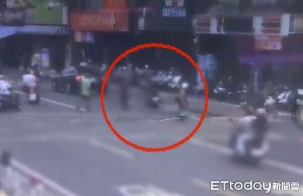 ▲▼李姓老婦昨午買菜返回前鎮區住家時，遭黃姓男子一路尾隨跟到家門口，借電話遭拒竟扯掉李婦脖子金項鍊逃逸。（圖／記者吳世龍翻攝）