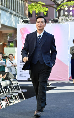 ▲《寶島西米樂 傳承》尹昭德、黃瑄、盧彥澤、何宜珊、蔡祥、王盈凱、陳文山、馬國賢等人參加大稻埕秋穫季走秀活動。（圖／台視提供）