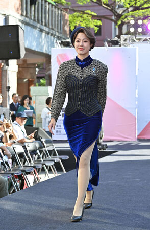 ▲《寶島西米樂 傳承》尹昭德、黃瑄、盧彥澤、何宜珊、蔡祥、王盈凱、陳文山、馬國賢等人參加大稻埕秋穫季走秀活動。（圖／台視提供）