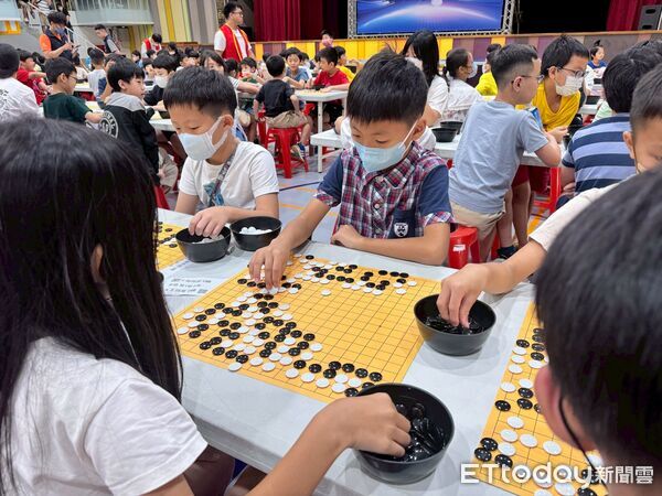 ▲「第22屆俊傑盃全國圍棋公開賽」在家齊高中開幕，吸引近600名棋士參賽。（記者林東良翻攝，下同）
