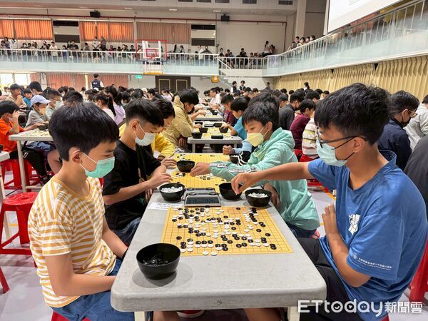▲「第22屆俊傑盃全國圍棋公開賽」在家齊高中開幕，吸引近600名棋士參賽。（記者林東良翻攝，下同）