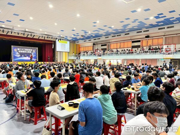 ▲「第22屆俊傑盃全國圍棋公開賽」在家齊高中開幕，吸引近600名棋士參賽。（記者林東良翻攝，下同）