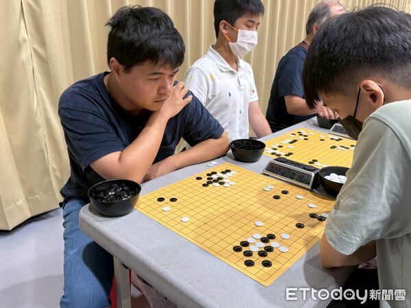 ▲「第22屆俊傑盃全國圍棋公開賽」在家齊高中開幕，吸引近600名棋士參賽。（記者林東良翻攝，下同）