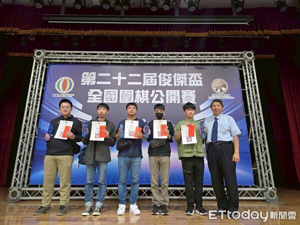 ▲「第22屆俊傑盃全國圍棋公開賽」在家齊高中開幕，吸引近600名棋士參賽。（記者林東良翻攝，下同）