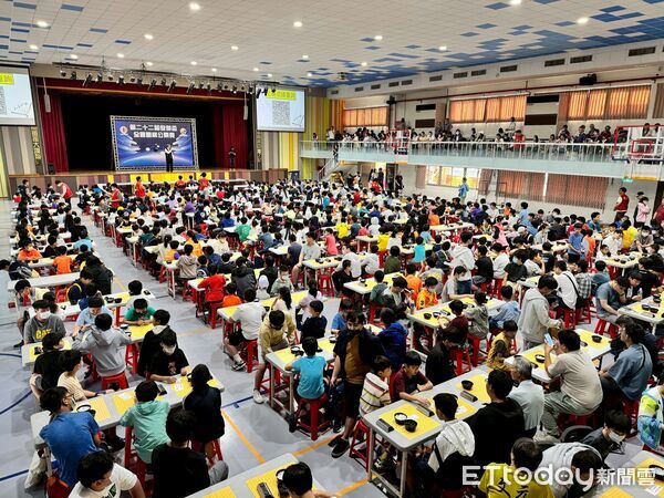 ▲「第22屆俊傑盃全國圍棋公開賽」在家齊高中開幕，吸引近600名棋士參賽。（記者林東良翻攝，下同）