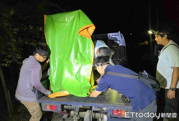 ▲▼花蓮分署架設紅外線照相機監控，拍攝到黑熊再度入侵工寮。（圖／花蓮分署提供，下同）