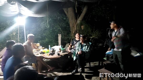 ▲▼花蓮分署架設紅外線照相機監控，拍攝到黑熊再度入侵工寮。（圖／花蓮分署提供，下同）