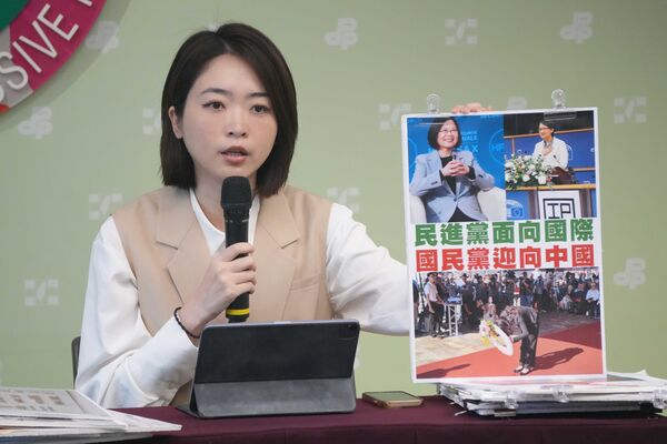 ▲▼民進黨發言人吳崢、韓瑩今（10日）召開「鄭麗文敵我不分 配合統戰共諜變烈士」記者會。（圖／民進黨提供）