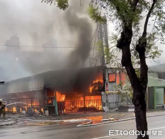 ▲▼快訊／高雄寶珠里活動中心「陷火海」！黑煙直衝天際　嚇人畫面曝。（圖／民眾提供）