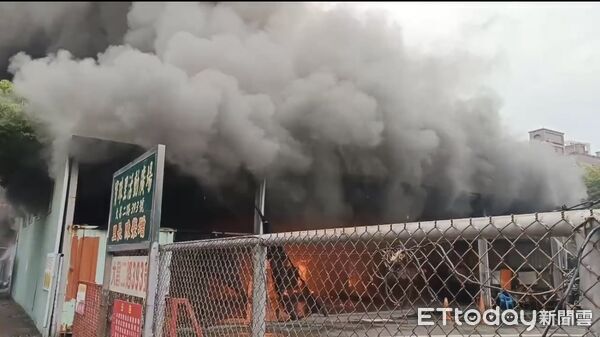 ▲▼快訊／高雄寶珠里活動中心「陷火海」！黑煙直衝天際　嚇人畫面曝。（圖／民眾提供）