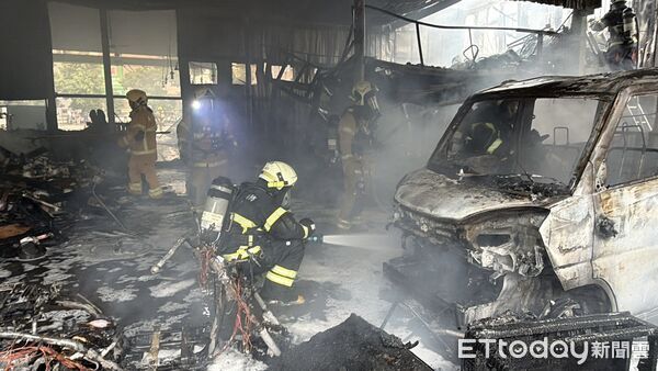 ▲▼高雄寶珠里活動中心陷火海　黑煙衝天波及雙B嚇人畫面曝。（圖／記者吳世龍攝）