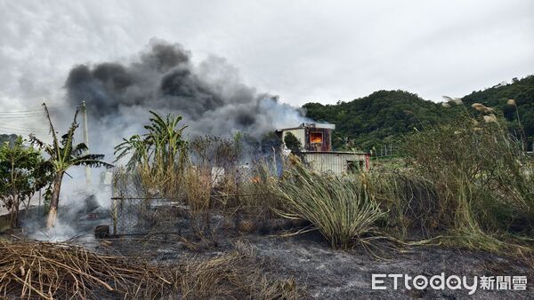 ▲苗栗縣銅鑼鐵皮屋大火，黑煙沖天，消防局灌救2小時才撲滅，起火原因可能是外圍雜草火警引起。（圖／記者楊永盛翻攝）
