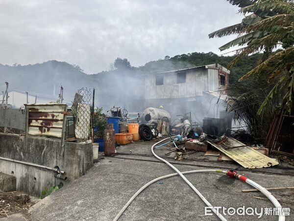 ▲苗栗縣銅鑼鐵皮屋大火，黑煙沖天，消防局灌救2小時才撲滅，起火原因可能是外圍雜草火警引起。（圖／記者楊永盛翻攝）